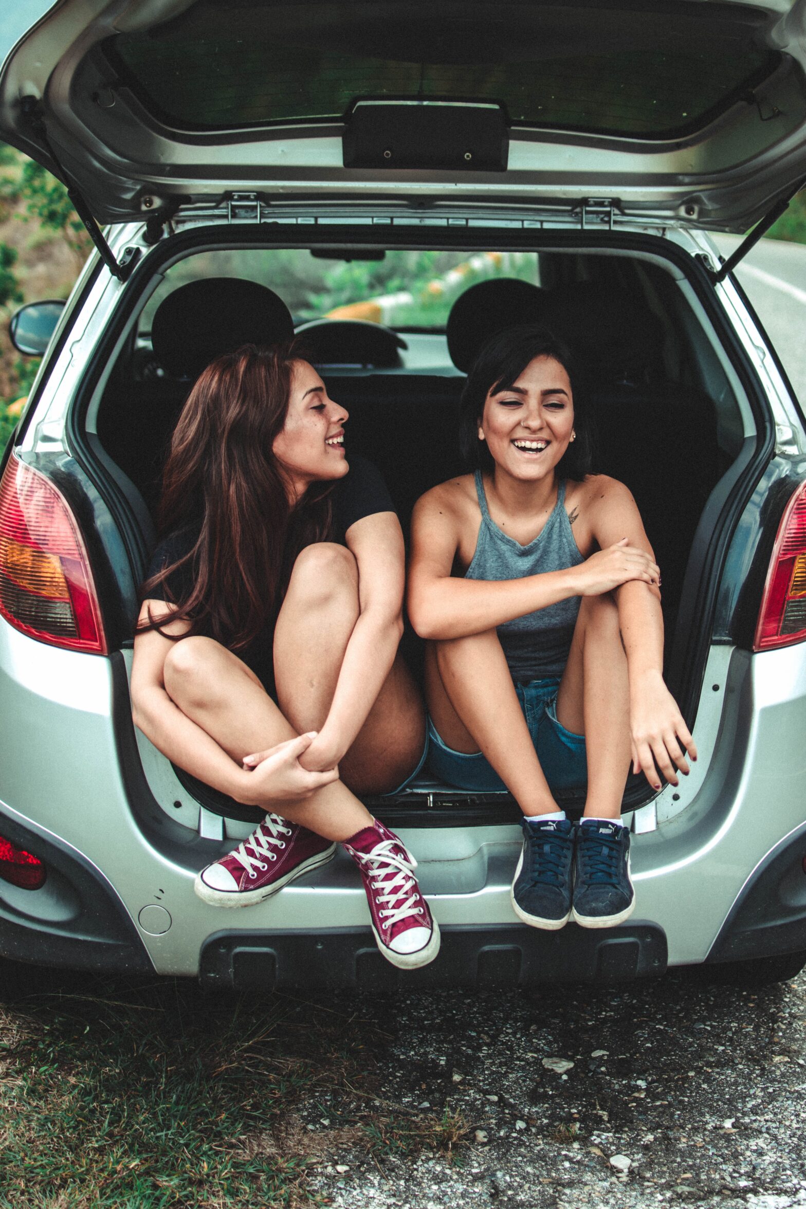 chicas comparten auto para viajar