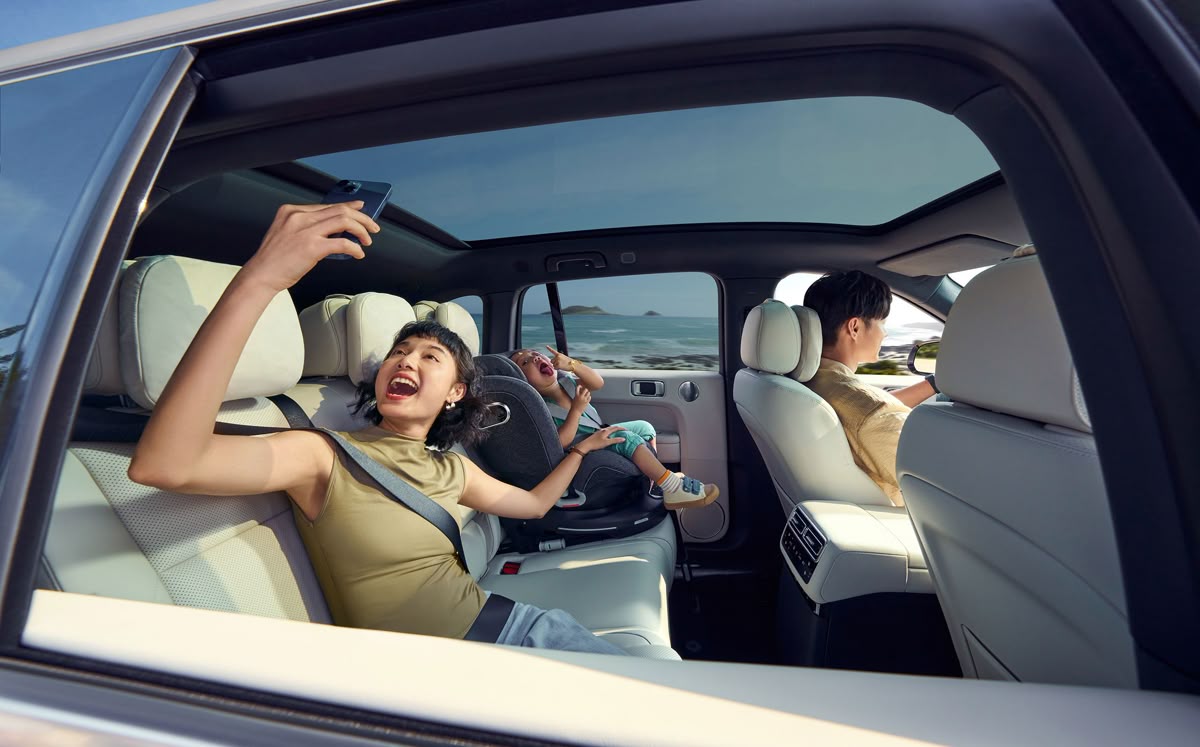 Familia viajando en auto compartido por la costa argentina